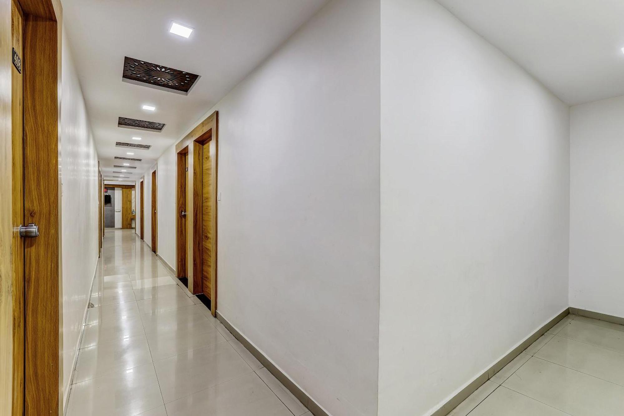Отель Capital O Maple View Naroda Экстерьер фото