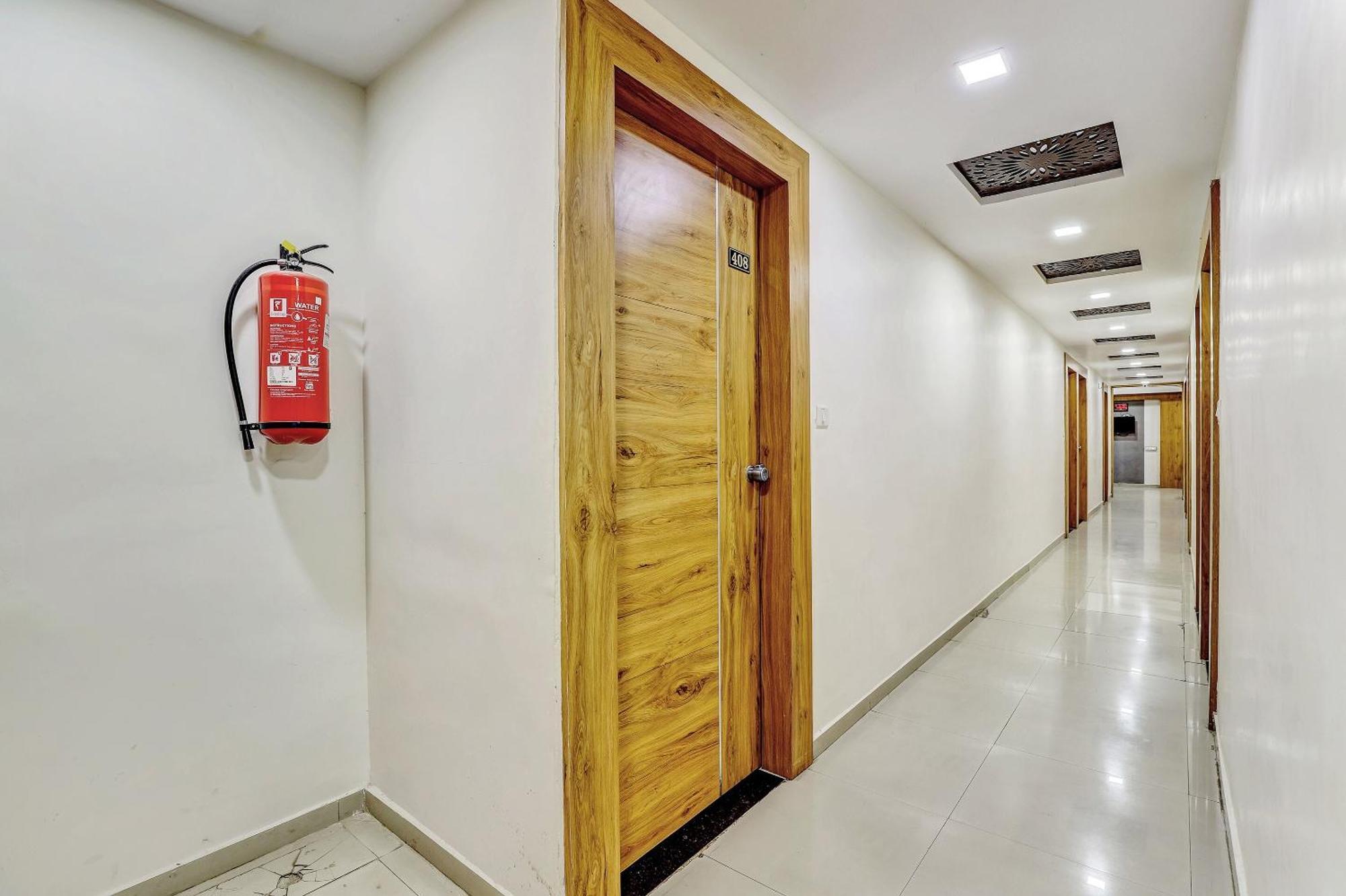 Отель Capital O Maple View Naroda Экстерьер фото