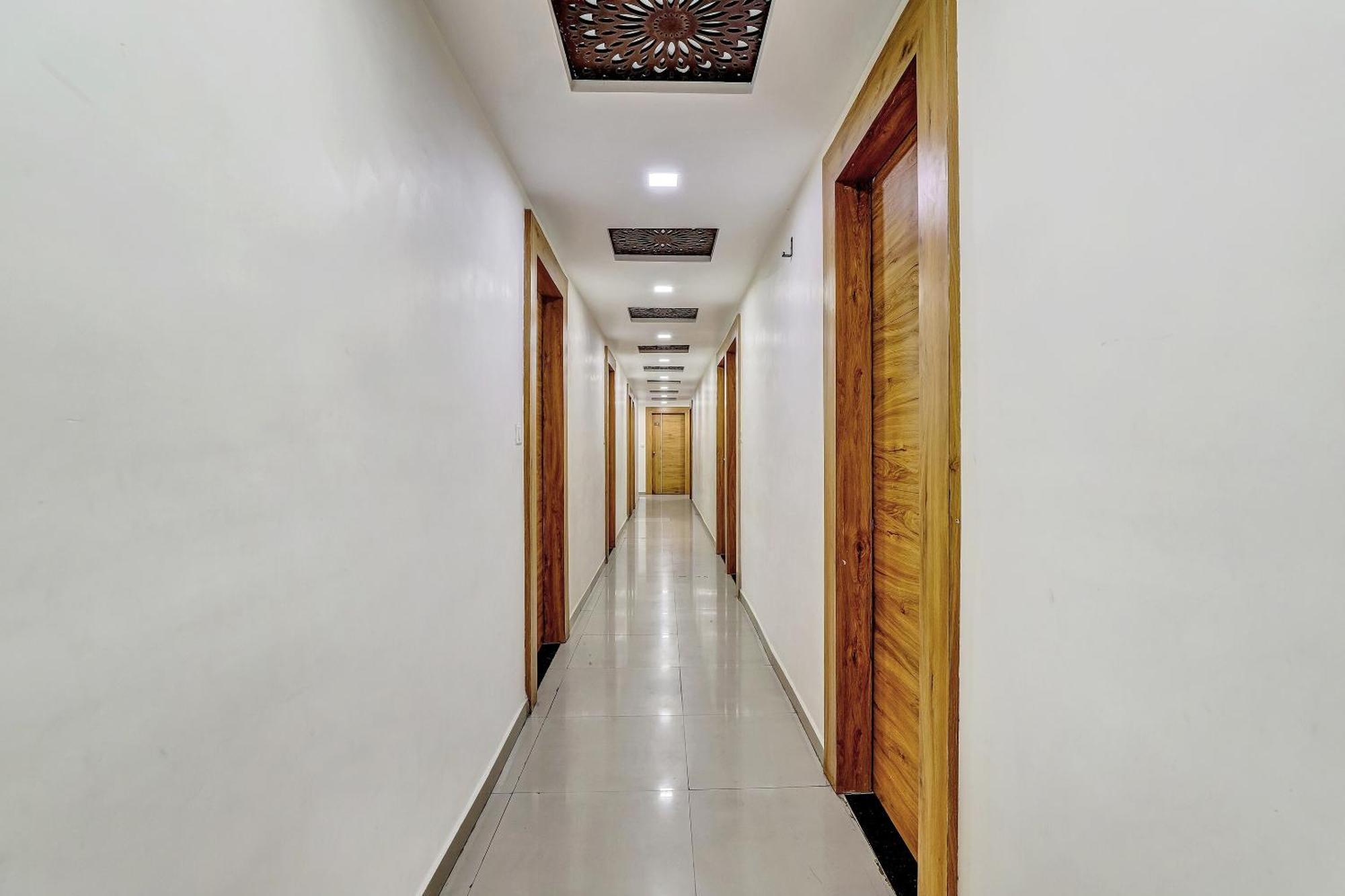 Отель Capital O Maple View Naroda Экстерьер фото